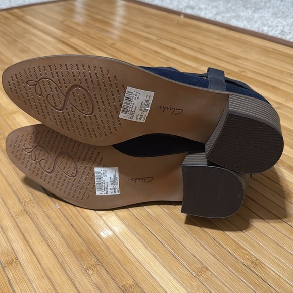 Clarks Navy Blue Suede Booties NWT - Picture 2 of 5